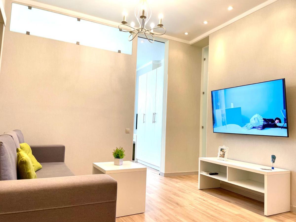 Navit Luxury Apartments With Breakfast Near The Railway Station, The City Center And The Park Kiev Exterior foto